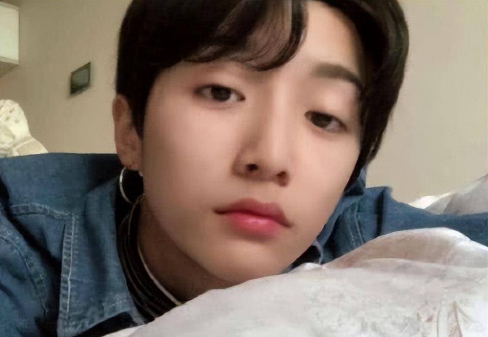 网红艾比晒婚纱照,头被头纱蒙着,手拿鲜花,却不见新郎身影_变性_女生