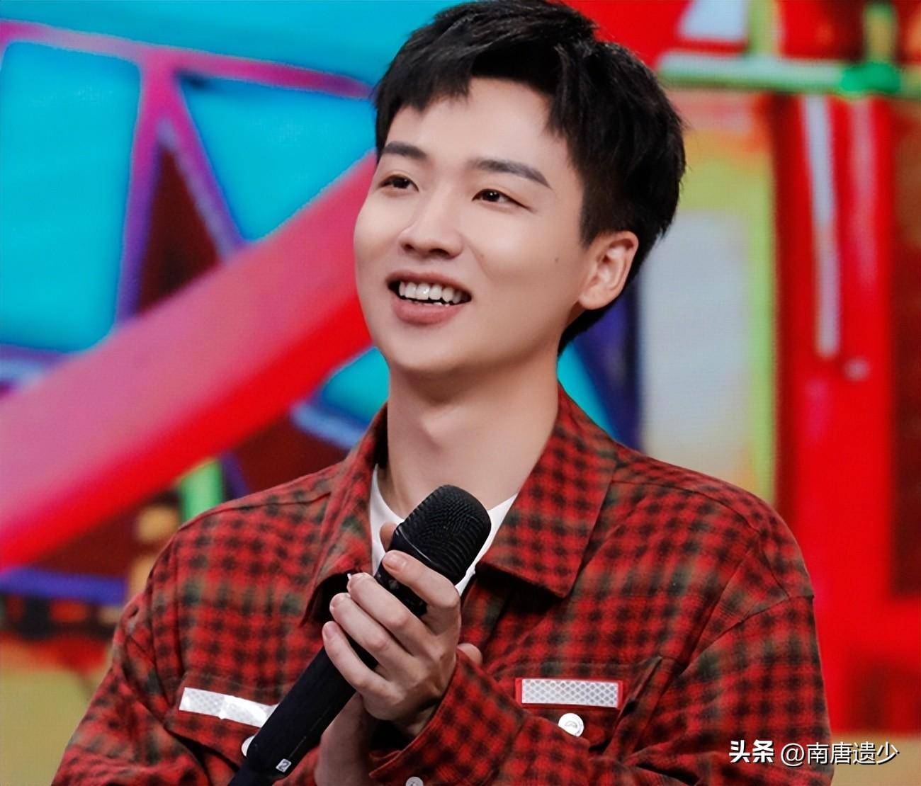 最后,只有吴成功地留了下来,加入了主持人的行列.