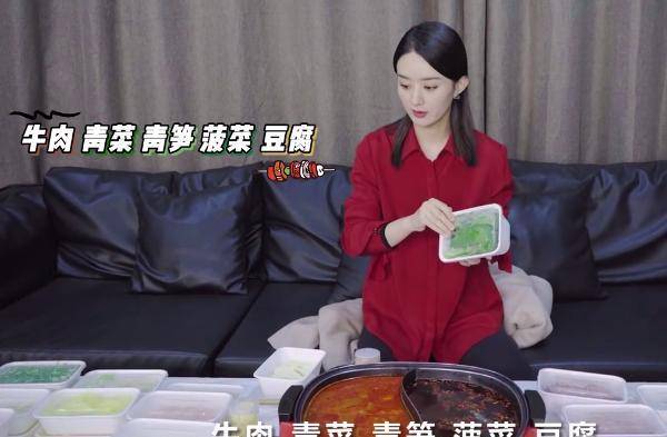 赵丽颖吃火锅不小心弄脏衣服,有谁注意她的补救方式?