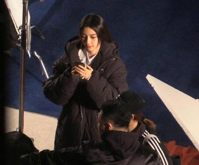 杨颖又招黑?片场不弯腰,助理蹲地帮穿鞋袜?