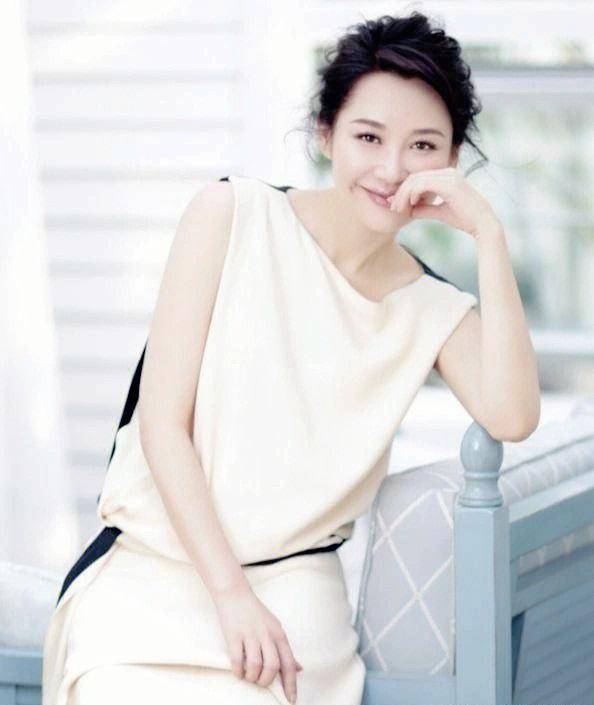 大美女许晴近照,身材清瘦高挑,宛如少女一般,55岁的她至今单身_刘波