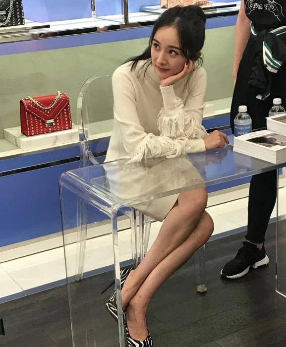 杨幂大胆坐上"透明凳子",却忘了自己穿着短裙,教科书式救场姿势太撩人