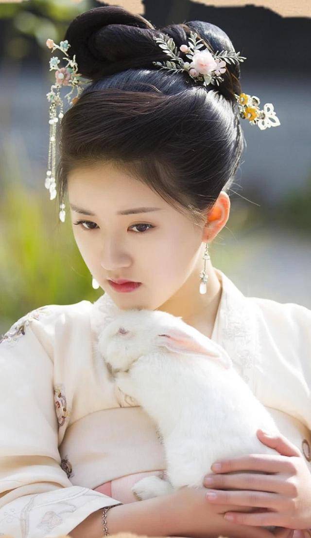 赵露思古装肉嘟嘟甜美可人,现代娇羞羞清纯萌妹,双丸子头可爱爆_个性