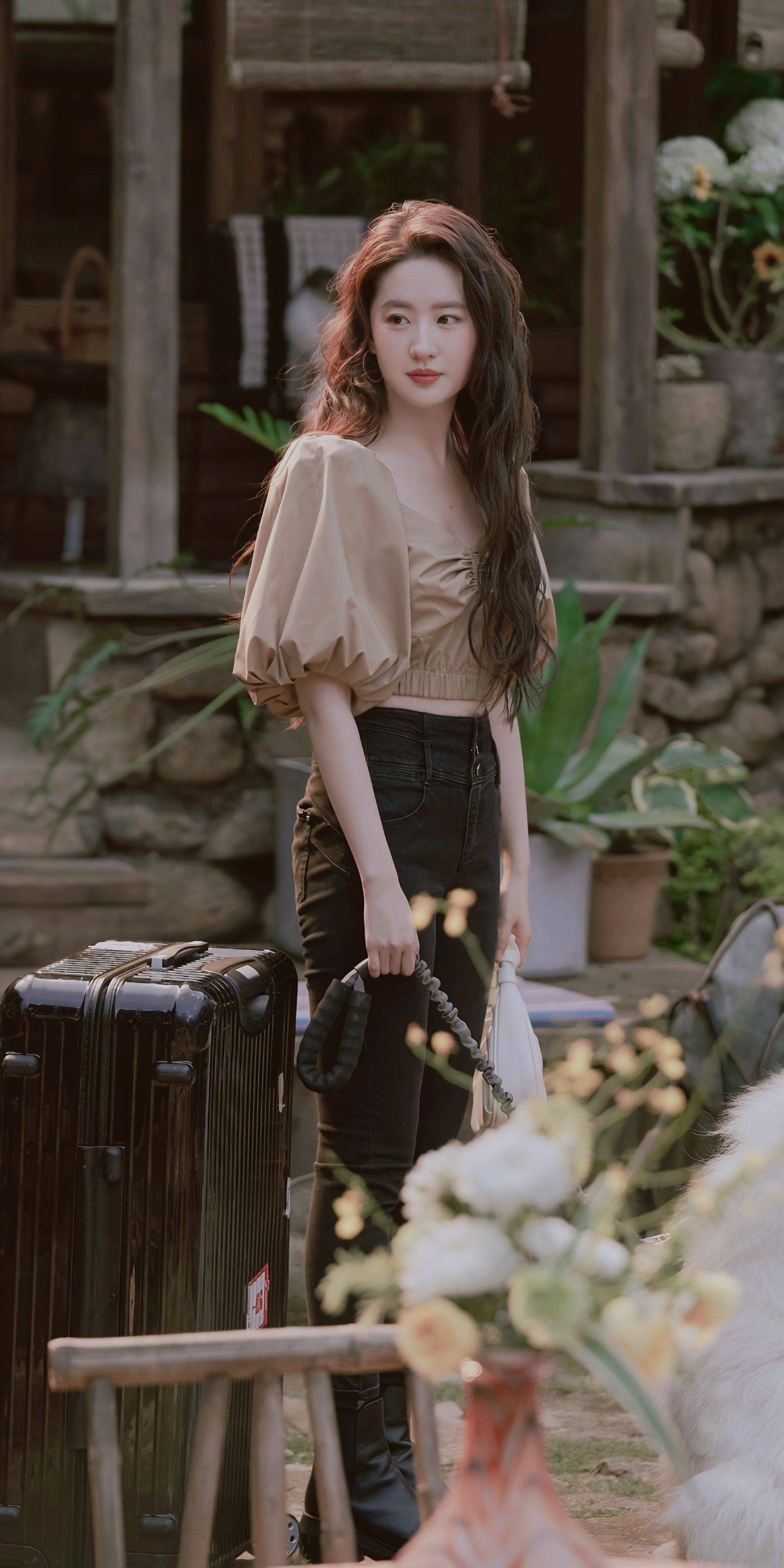 刘亦菲长发飘飘优雅恬静写真_巅峰