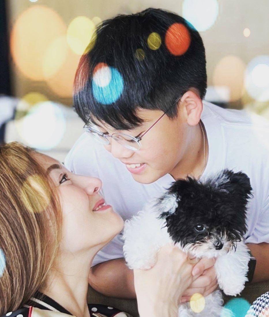 52岁李嘉欣晒素颜照庆妇女节,手臂青筋暴起,左手无名指婚戒抢镜