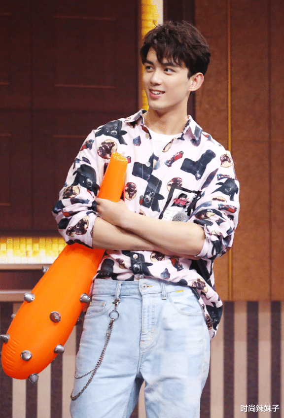 吴磊青涩少年初长成,182身高65kg,网友:这身材也太瘦了_图案_整体_的