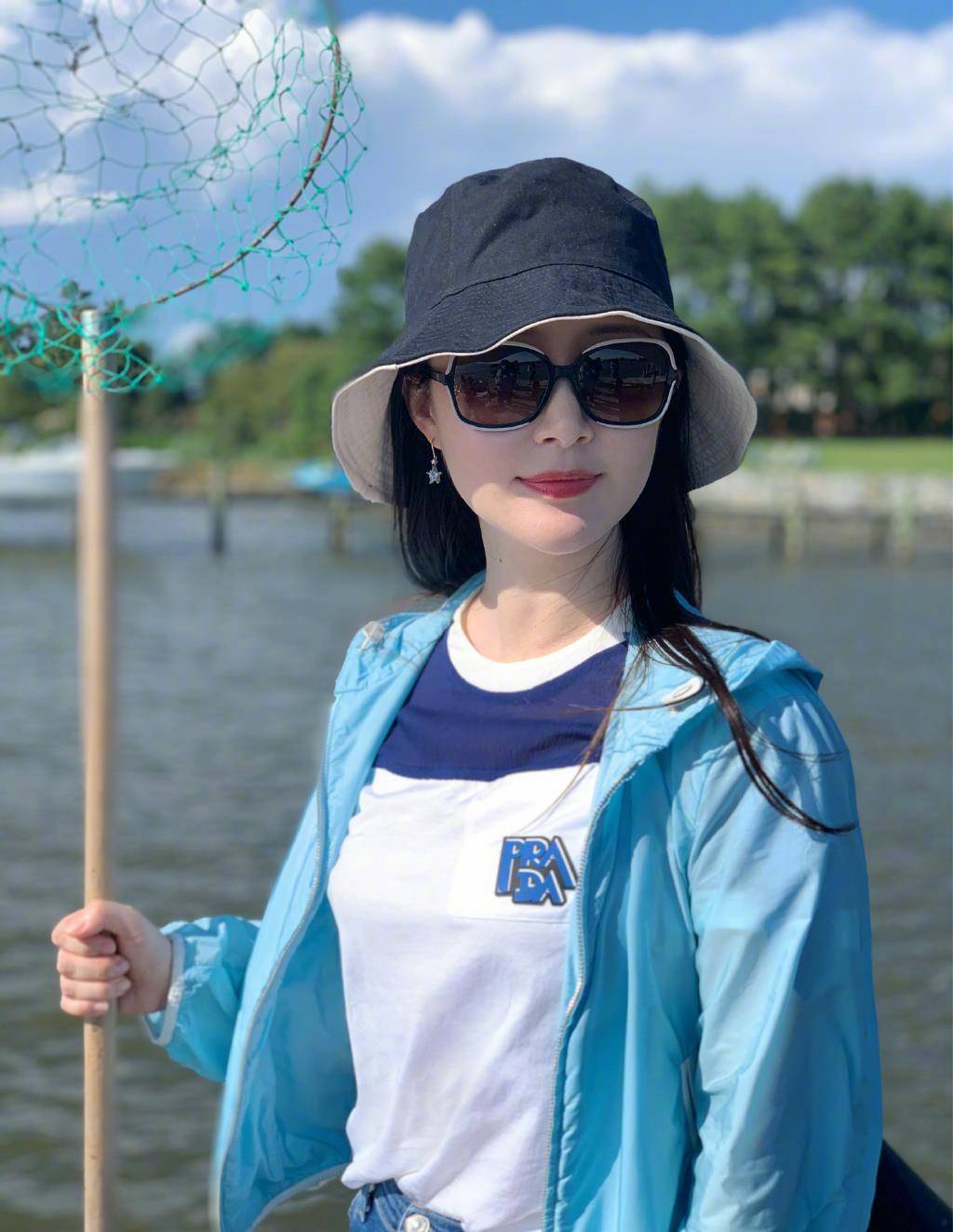 舒畅近照曝光模样大变,脸部僵硬硅胶感十足,意外"撞脸"蔡明?