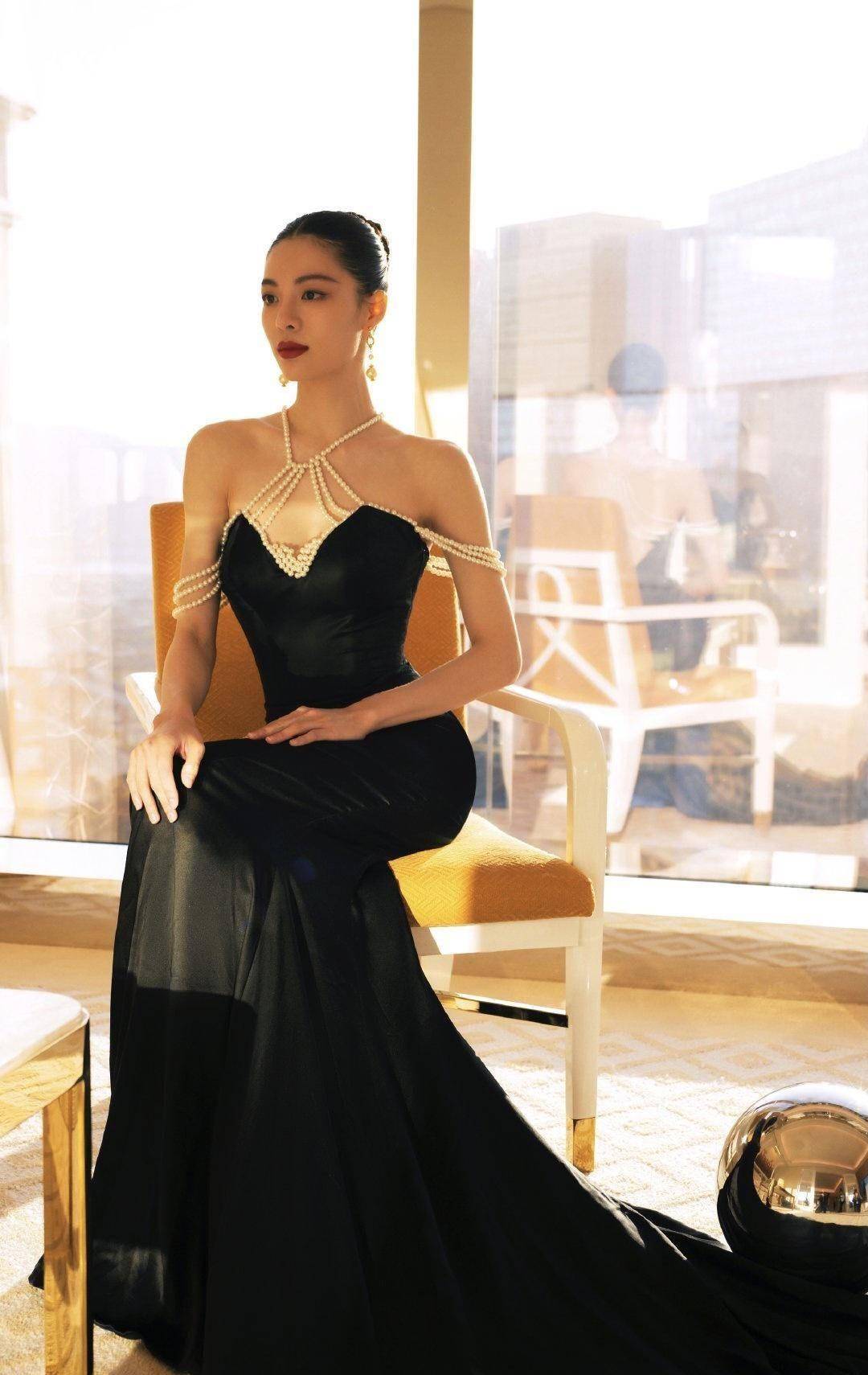 这些女明星穿起吊带裙来太蛊惑人了,身材绝艳,明丽动人,太棒了_感觉