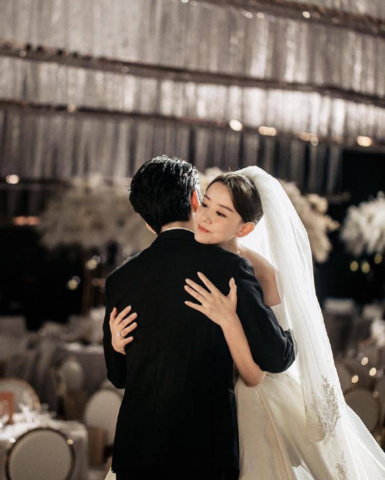 江奇霖与周奇奇婚礼现场照片曝光,两人甜蜜拥吻深情告白_祝福_小两口