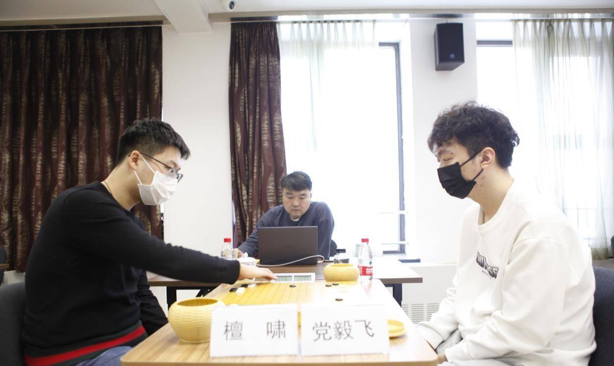 在方逸飞九段和谈笑九段两位世界冠军的对战中,白棋棋手党逸飞在左