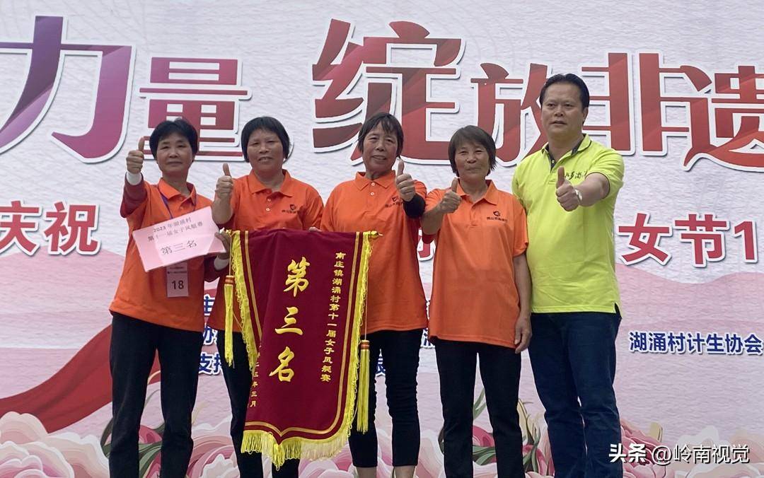 村小组建立草艇训练基地,继续举办"三八"凤艇赛,端午男子草艇赛等活动