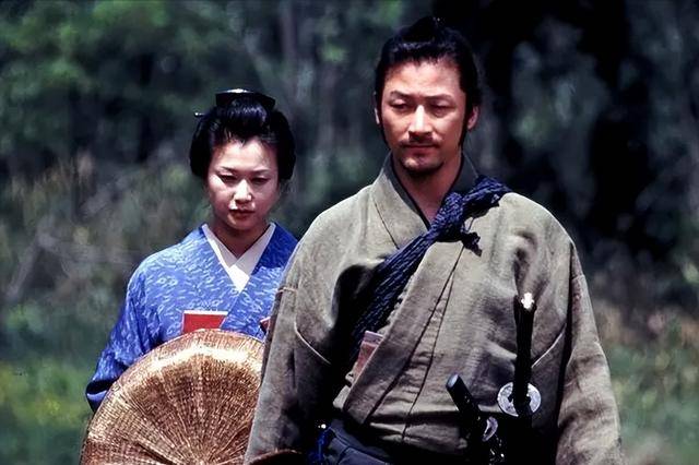 在日本黑帮电影中,纹身、断指和武士刀是典型的造型符号_手指_象征_帮派