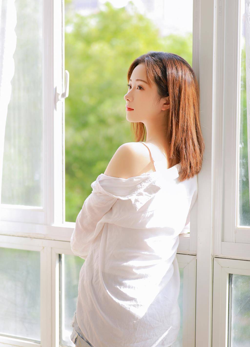 白色吊带美女长腿热裤清新家居写真_照片_短裤_尤物