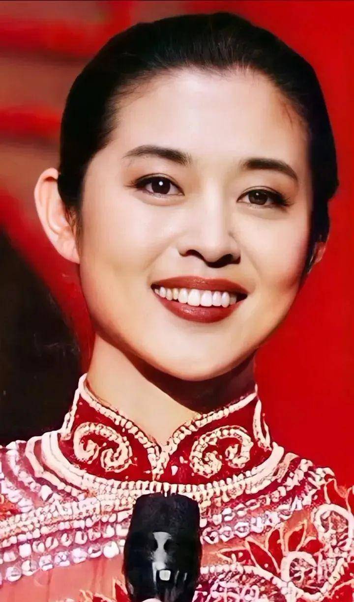 64岁倪萍暴瘦后认不出,圆脸变长脸,激动澄清没有移民美国_减肥_网友