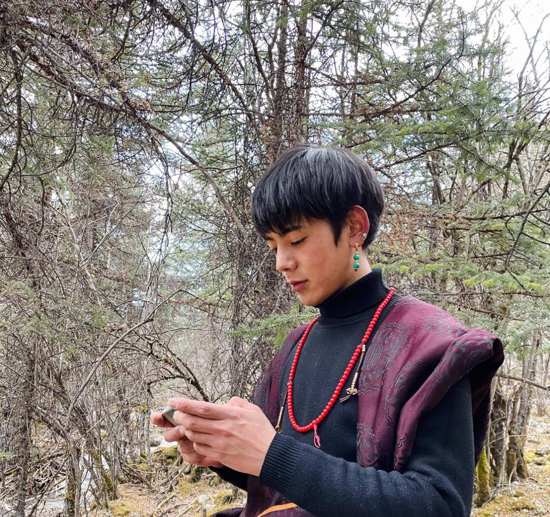 民族风首饰配西装也很搭,看丁真把民族首饰戴出少年的率性和不羁_项链