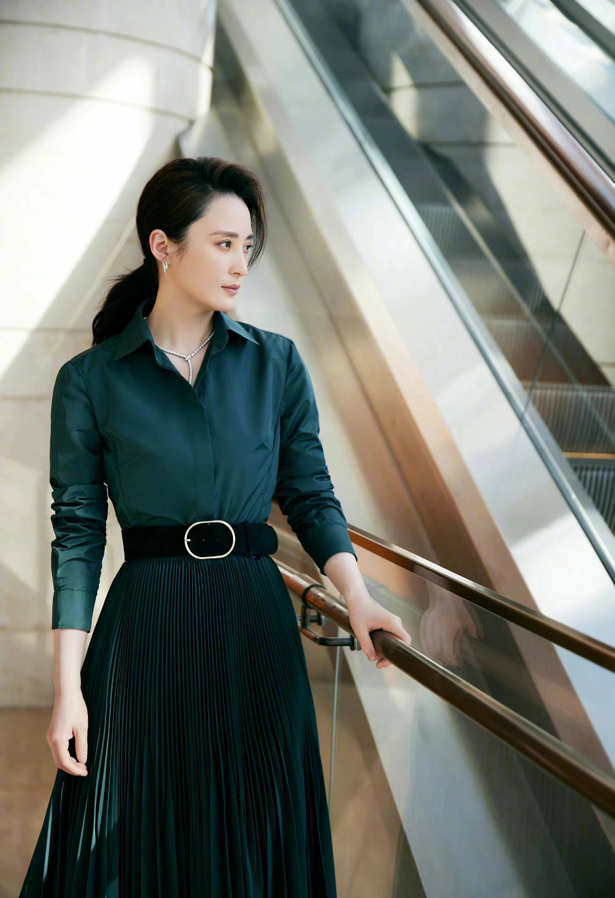 蒋勤勤出席活动,穿一条墨绿色衬衫连衣裙,精致优雅又显气质!