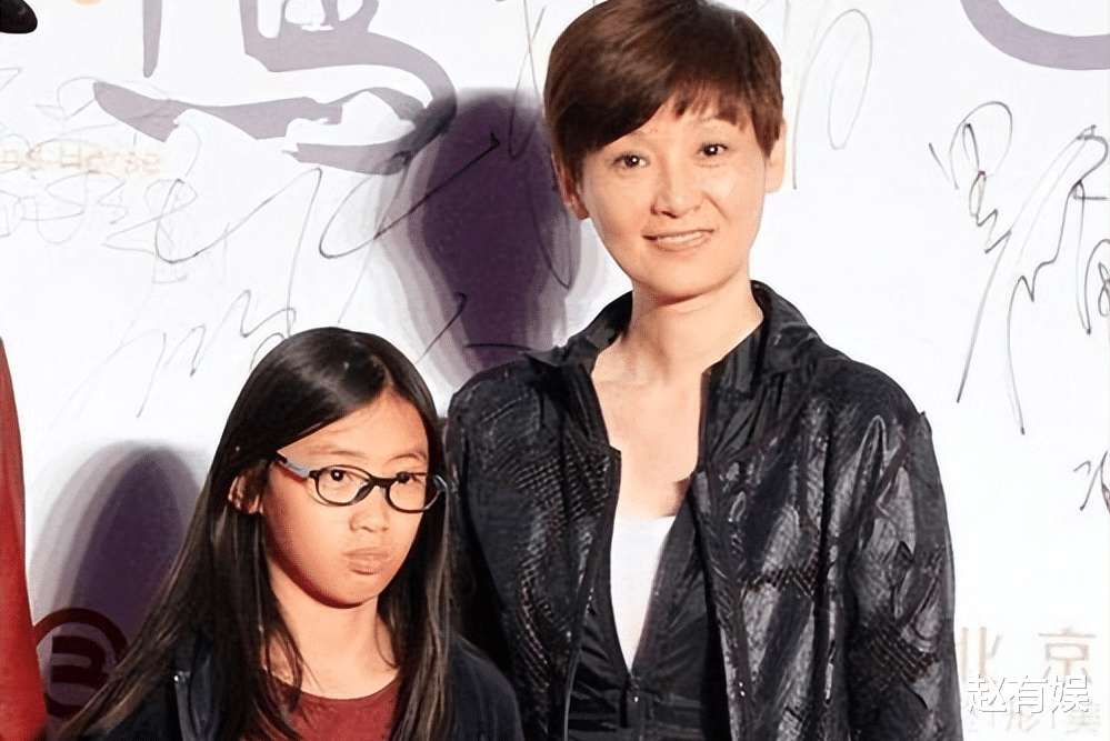 同样是冯小刚的孩子,前妻女儿整容式成长,领养女儿却一言难尽_徐帆