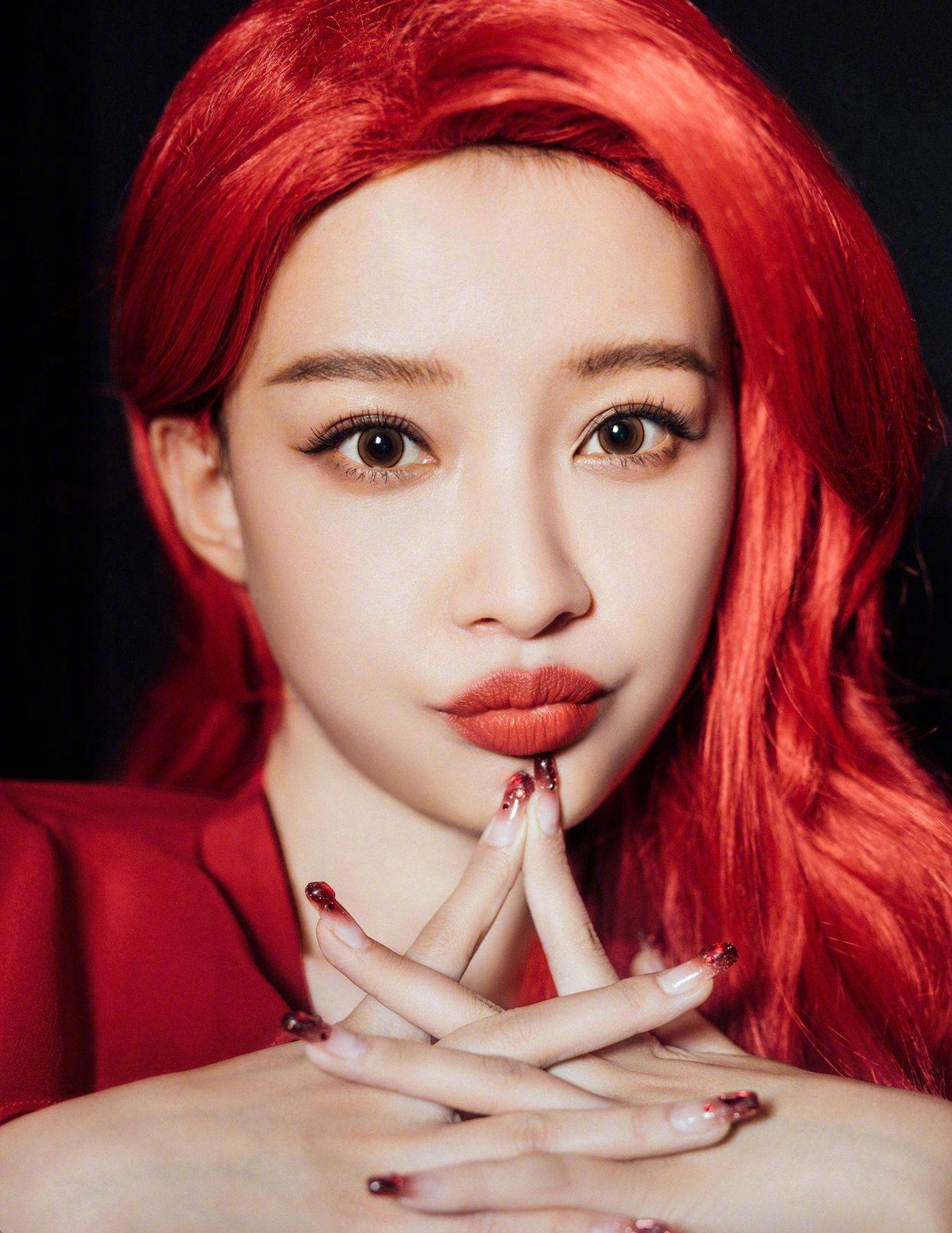 孙怡红色长发造型优雅灵动写真_董子健_连衣裙_网友