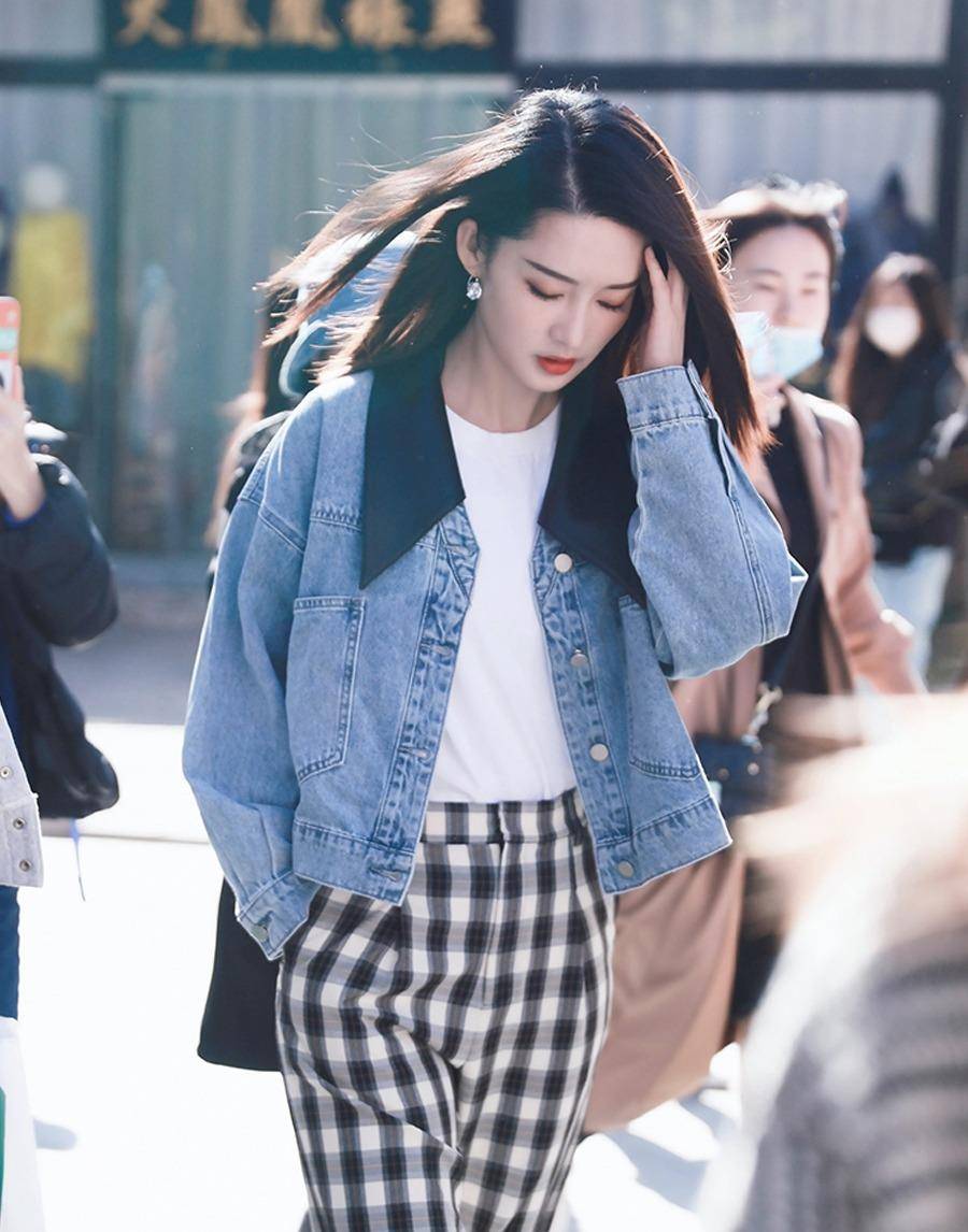 蓝色外套也是属于非常清新的风格,跟李沁这种清冷气质的秀美风的美女