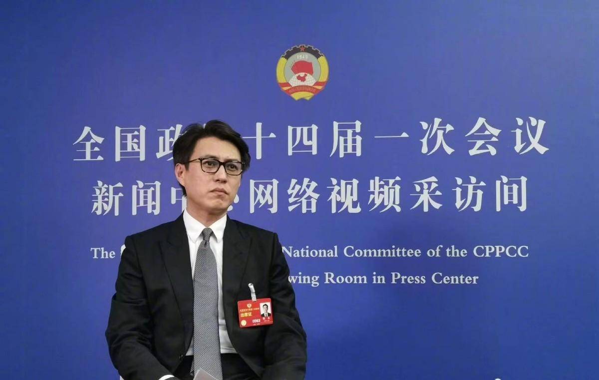 "央视脸"穿西装交提案,比当演员更帅_感觉_领导_造型