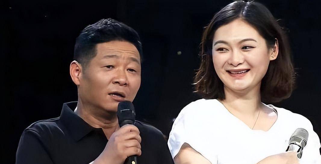 胡敬比他小15岁,是一名模特.为了追求心爱的女孩,赵亮几乎有求必应.