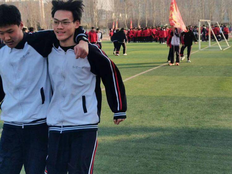 齐河县第一中学(齐河一中)高一校本部多人多足趣味比赛