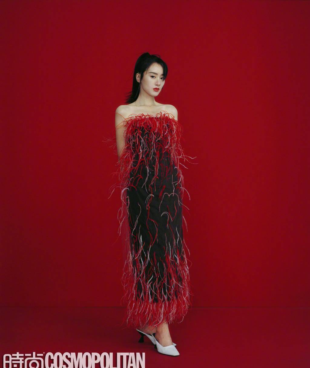 袁冰妍的时尚大片来了,红蓝倒色妩媚,气质真的好_连衣裙_显得_红色