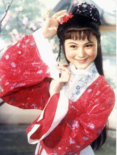 胭脂家境清贫,偶遇鄂秀才一见钟情,经历几番曲折,有情人终成眷属.