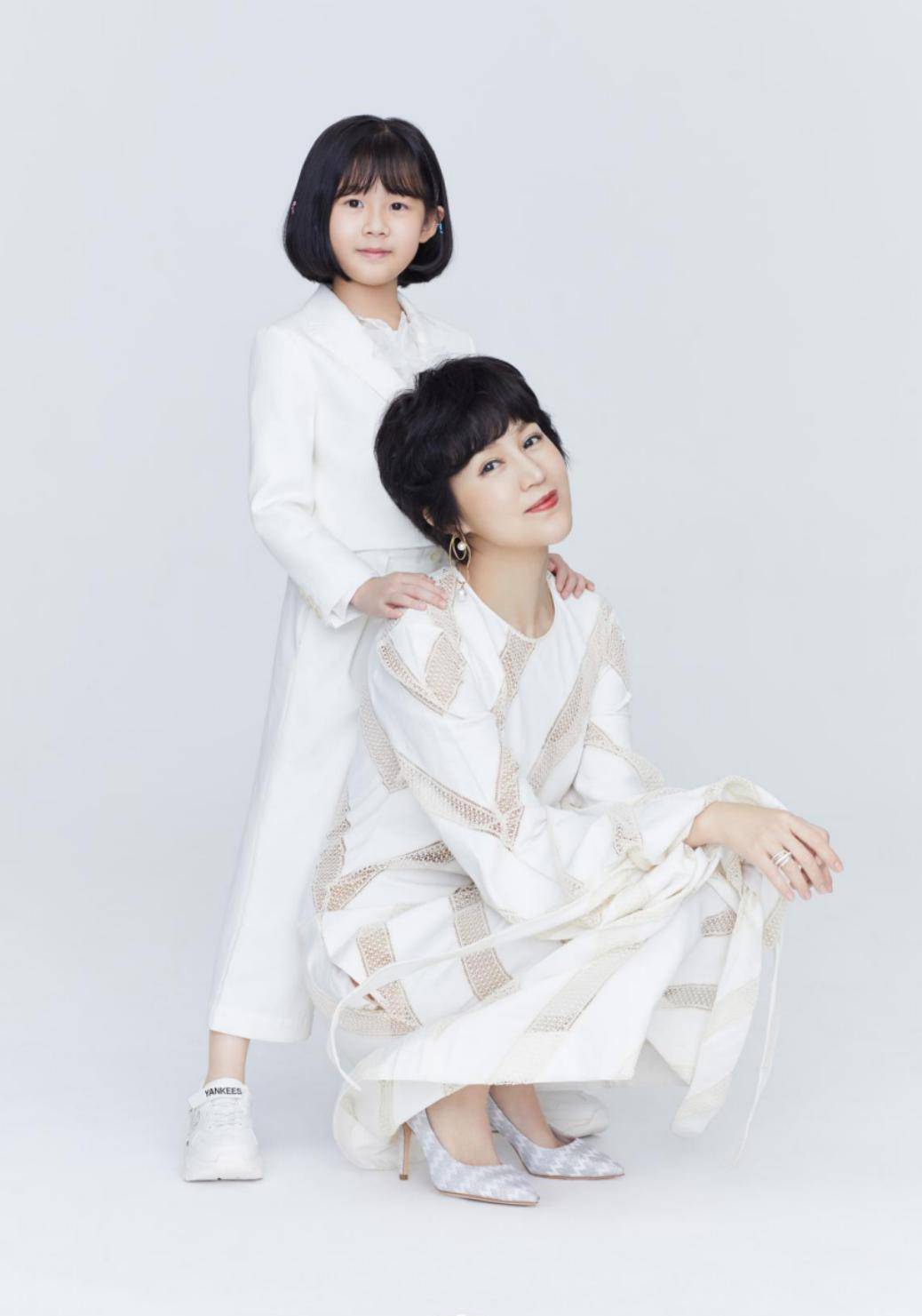 陆毅的妻子美丽的真好,和女儿们拍亲子照,长相神似好幸福_鲍蕾和_效果