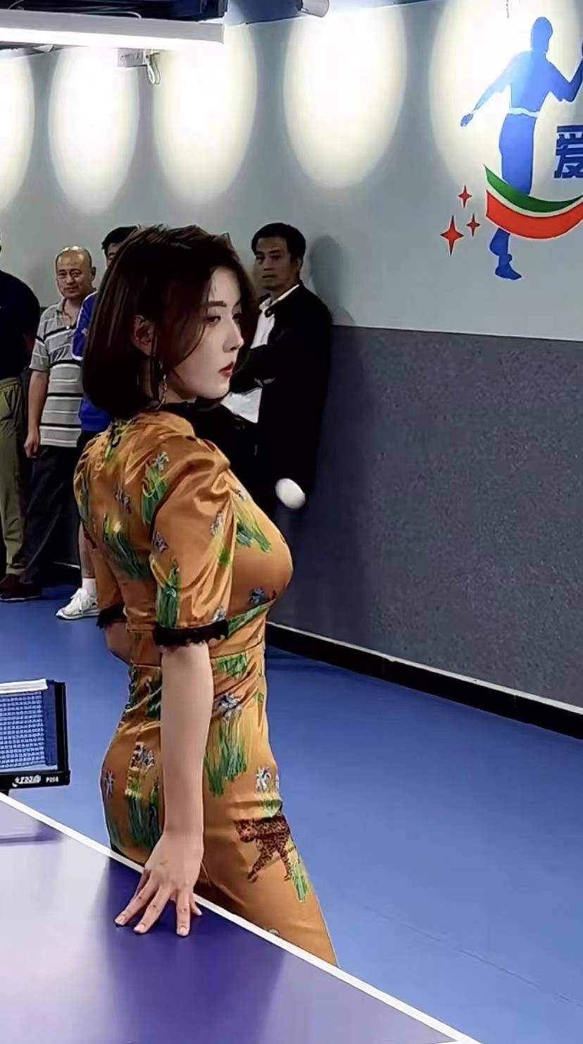 穿着性感现身国家队,用球打背乒乓球擦胸过_画面_训练基地_网友