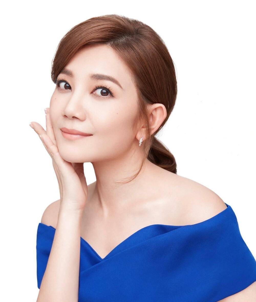 但是记者问梁静茹是不是因为第三者介入而离婚,她沉默了.