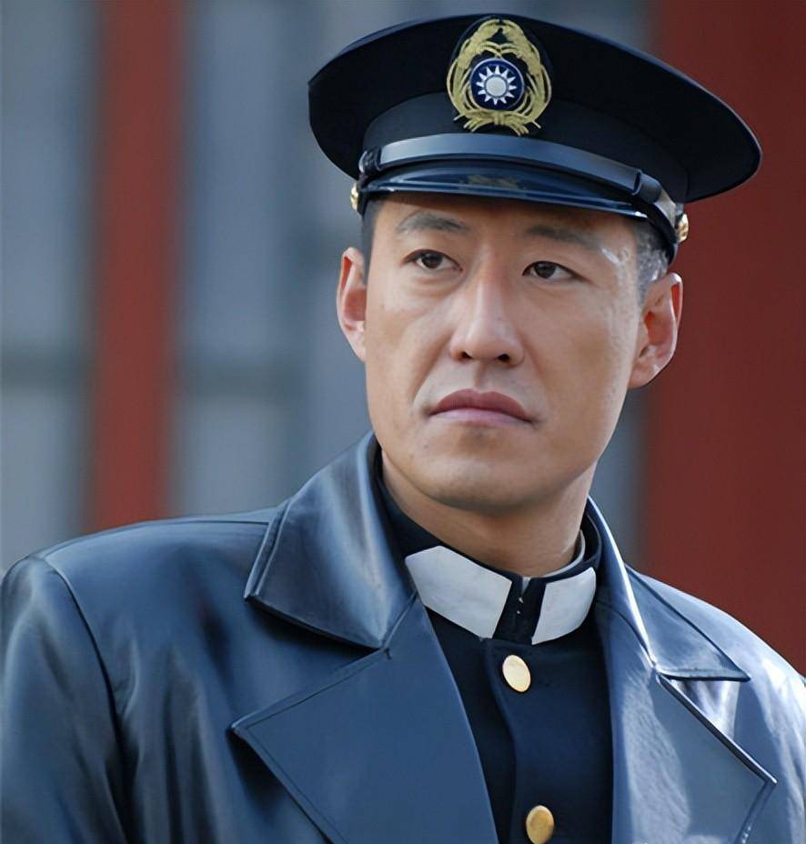 要说于震演技不错,知名度也比较高,何必接下这样一部剧,还白搭进一张