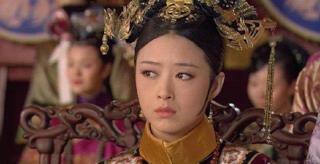 这个时候再注意看华妃的眼神,仇恨的眼神,说明这两个女人之间一定也有