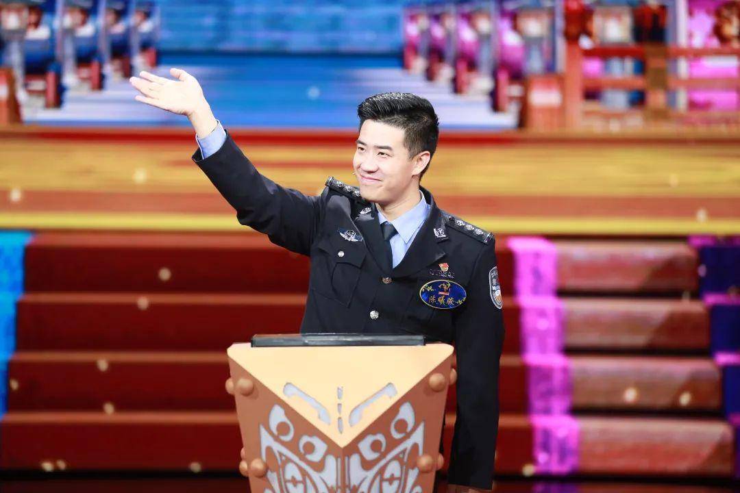 陈曦骏供职于上海市公安局,上海公安文联会员,上海诗词学会会员,著有