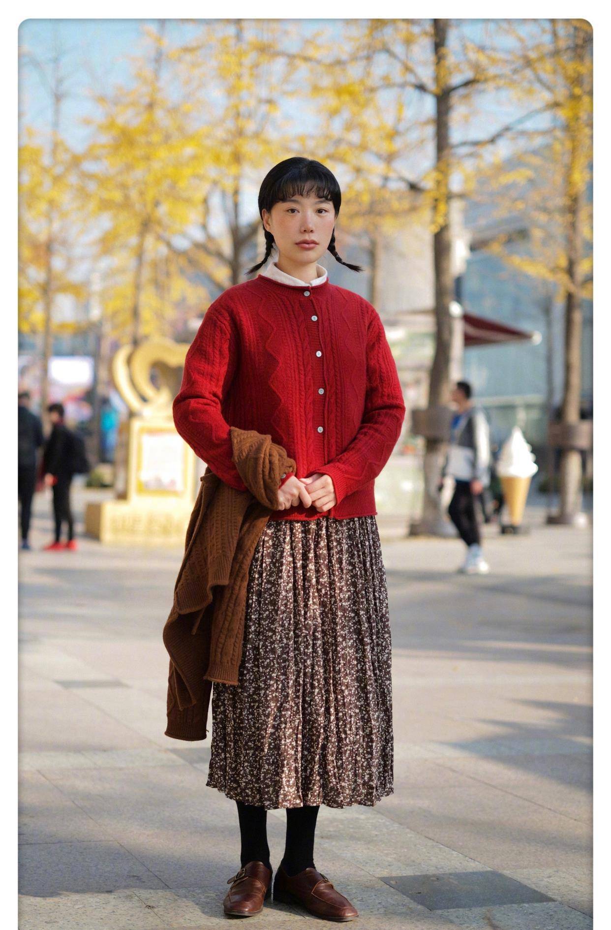 look 4:麻花红色毛衣 碎花长裙 棕色皮鞋红色毛衣里,相信你们也看到过