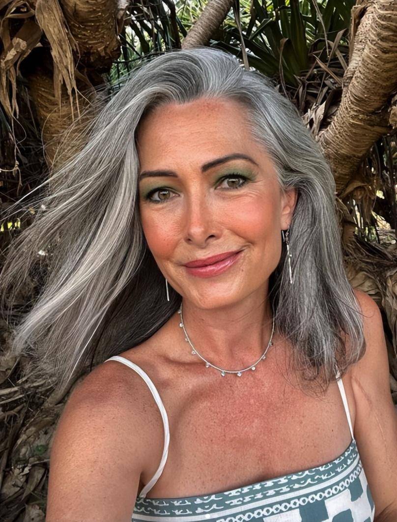 52岁银发模特,公开她的时尚和美容技巧_化妆_路易莎邓莎_白发