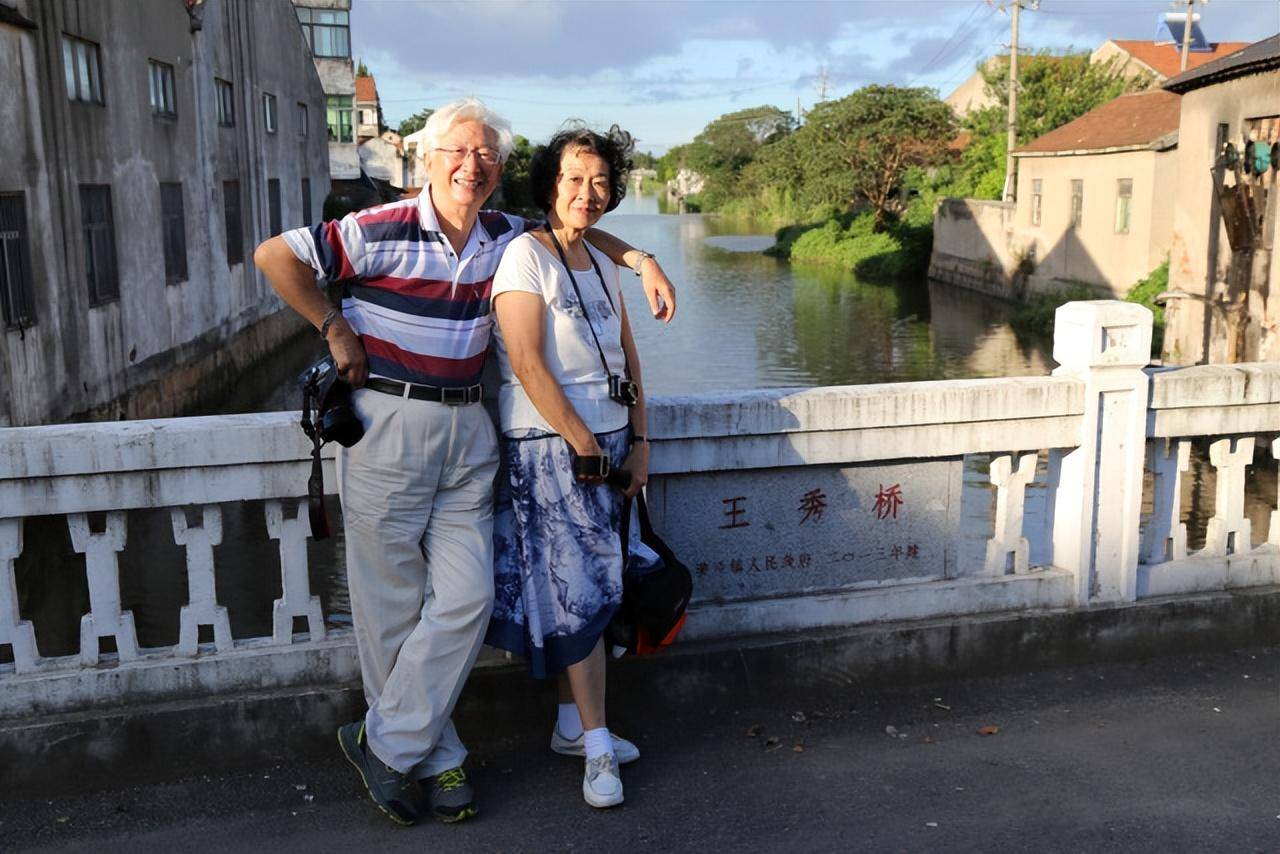 陈铎与妻子周希珧到达女儿家第二天,陈铎就将女儿家每个角落打扫了