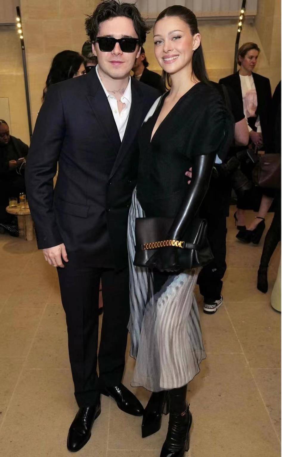 11岁小七穿西装 金色披肩发,牵着贝克汉姆的手亮相_女儿_维多利亚_大