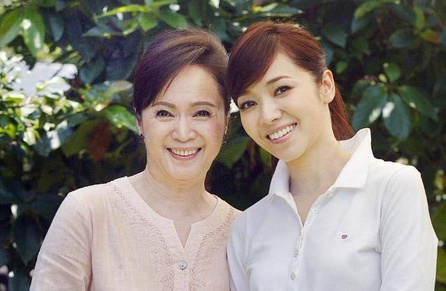 侯佩岑卖惨辩解母亲小三旧事引众怒,台主持人:为了钱脸都不要了_生活