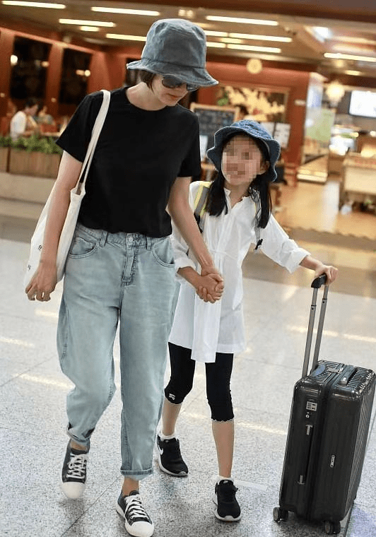 夏雨一家三口罕见走机场,只顾自己扮酷摆拍,袁泉独自带娃好温柔_造型