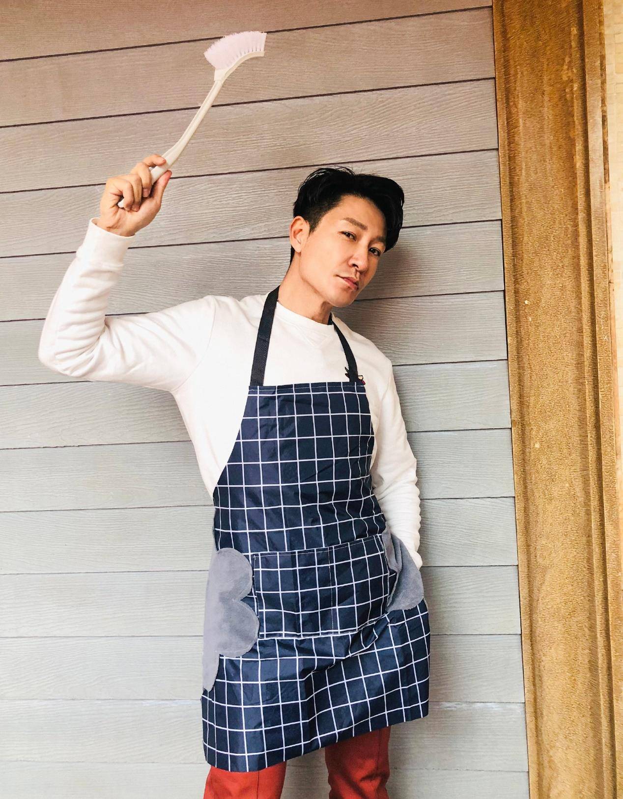 其实李宗翰今年已经44岁,在剧中和他饰演夫妻的是32岁的颖儿,但其实