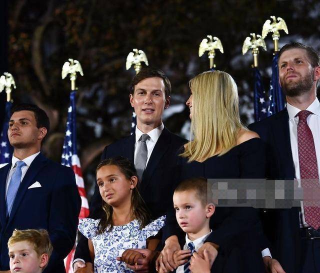 卡庆祝女儿返校,9岁女儿戴金链子准备俩口罩,大书包压弯腰_阿拉贝拉