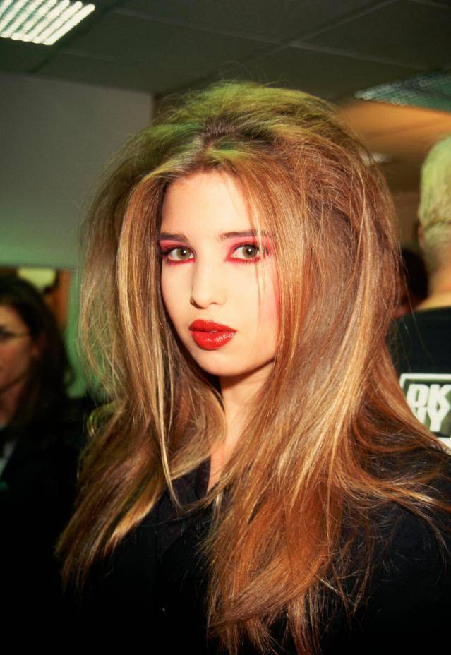 伊万卡嫩模时期不敢认!单穿镂空红裙太具风尘感,哪是美如画千金