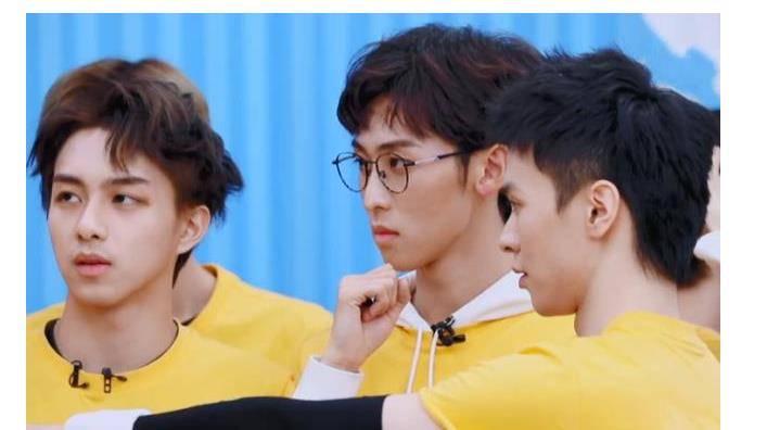 喻言《青你3》遮纹身胶带掉落,导演来不及救场,得亏她还留一手_胶布