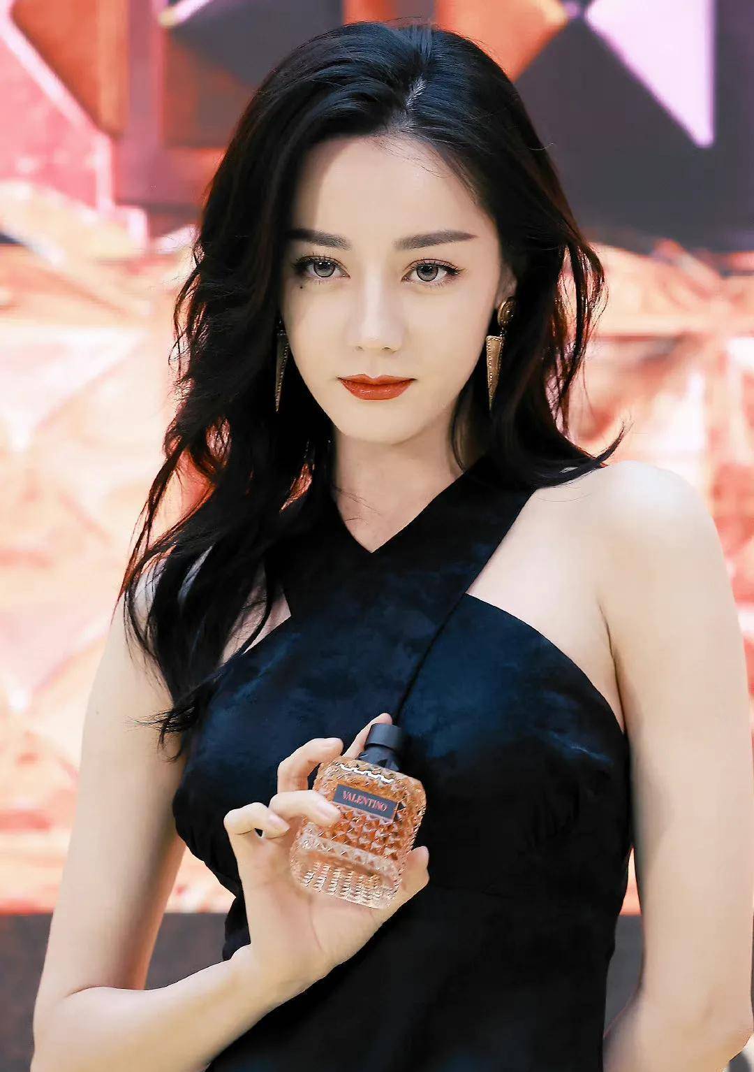 迪丽热巴镂空黑裙造型又美又飒,长卷发大红唇好风情万种_女明星_漂亮