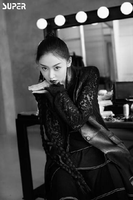 张天爱《super》三月刊封面,京剧眼线搭配黑色皮衣,高级冷艳_时尚