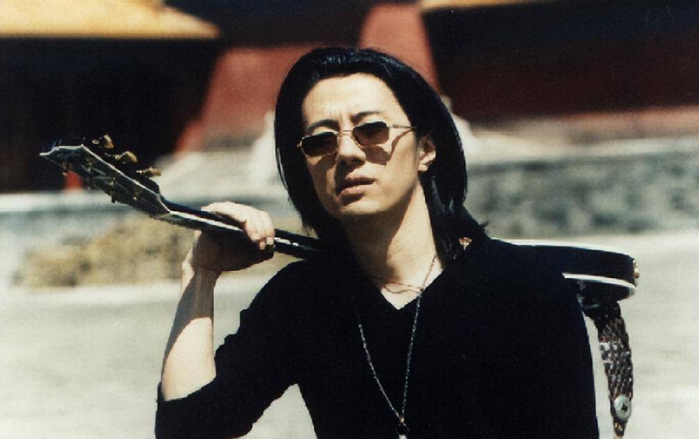 为追刘芸剪去自己的长发郑钧就干了件特不摇滚的事两人相识的第一周谁