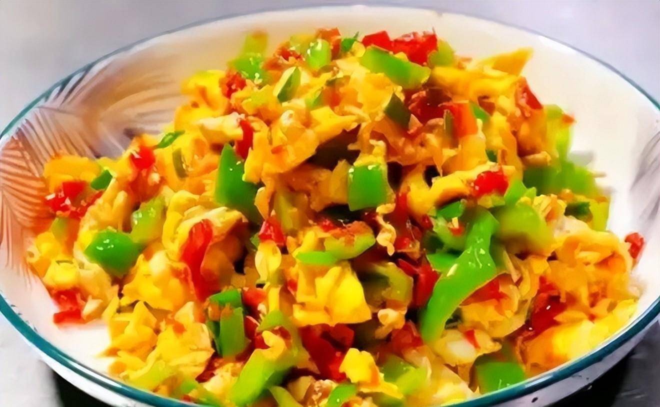 第二道:双椒炒蛋美食小贴士:酸菜有的会有咸味,在调味时,一定要控制好
