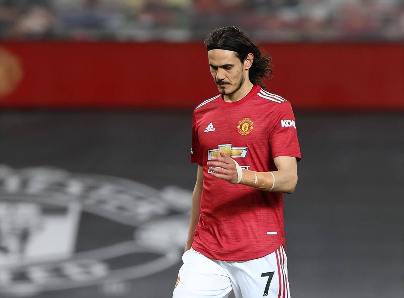 卡瓦尼:我喜欢7号,但我不会去新球队就抢队友号码_球衣_赛季_曼联的