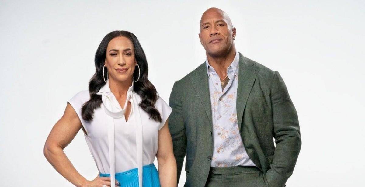 巨石强森:肌肉猛男年收入6亿,为女儿梳头做美甲,反差感十足_摔跤_比赛